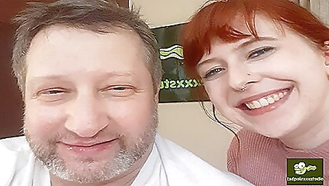 Sutrystop identityer gams with her feet